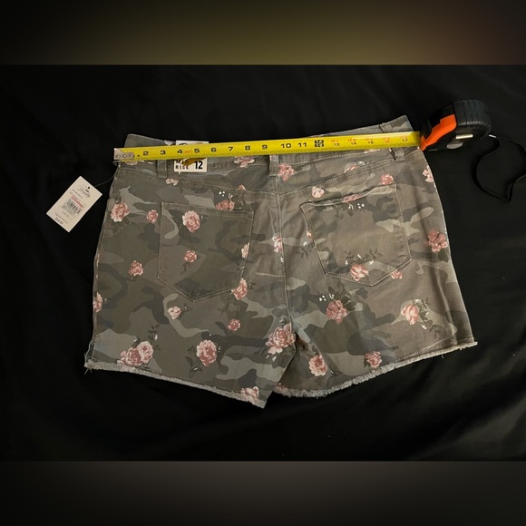 Women’s Royalty For Me Mid Rise NWT camouflage floral shorts in size 12 - Picture 12 of 12